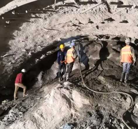 君山拱顶带模注浆料的施工流程及注意事项